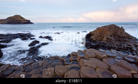 Sonnenaufgang auf dem Giants Causeway, Nordirland Stockfoto