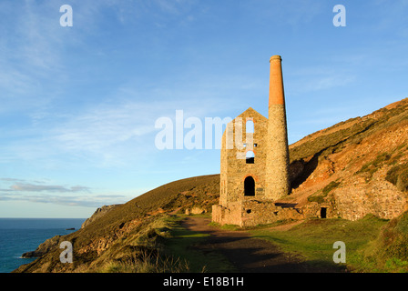 alten Maschinenhaus an der stillgelegten Towanroath Zinnmine in der Nähe von St. Agnes in Cornwall, Großbritannien Stockfoto