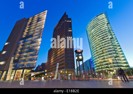 Abends Blick auf der Kreuzung Potsdamer Platz, Berlin, Deutschland Stockfoto