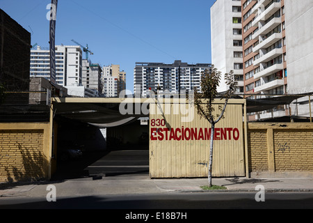 überdachten Parkplatz zwischen Gebäude der Innenstadt Santiago Chile zu öffnen Stockfoto