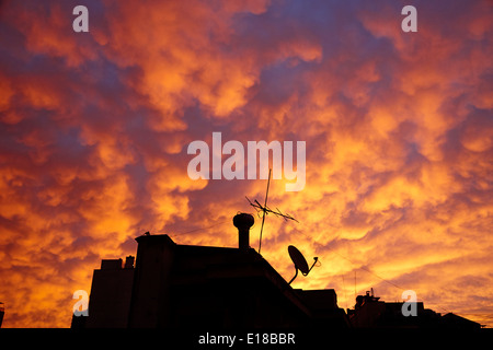 Sonnenuntergang von Stratocumulus Wolkendecke reflektiert über die Stadt Santiago-Chile Stockfoto