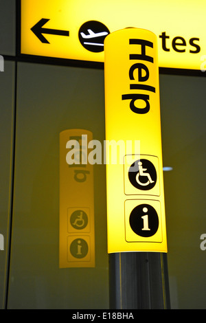 Helfen Sie, unterzeichnen in der Abflug-Lounge in Terminal 5, Heathrow Airport, London Borough of Hounslow, London, England, Vereinigtes Königreich Stockfoto