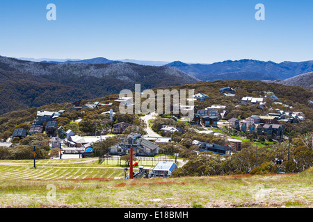 Der Blick in Richtung Mt Buller Dorf an einem Sommertag in Victoria, Australien Stockfoto