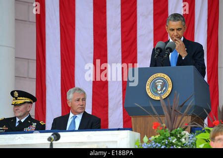 US-Präsident Barack Obama spricht während der jährlichen Gedenktag-Adresse auf dem Arlington National Cemetery als Verteidigungsminister Chuck Hagel und Stabschef General Martin Dempsey Blick auf 26. Mai 2014 in Arlington, VA. Stockfoto