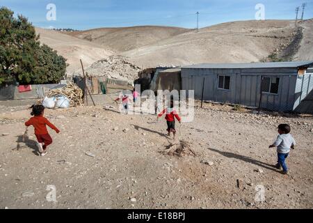 Abu Dahuk, West Bank. 27. November 2013. Kinder beim Spielen im Westjordanland. (Kredit-Bild: © Gabriel Romero/Alexia Foundation/zReportage.com über ZUMA Press) Stockfoto