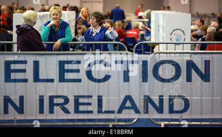 Belfast, Nordirland. 26. Mai 2014. Zählung des Beamten nehmen eine Pause während der Zählung in der Kings Hall Graf Mitte, Stockfoto