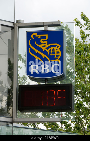 Royal Bank of Canada RBC Zeichen und digitale Luft-Temperatur in Grad Celsius, Vancouver, BC, Kanada Stockfoto