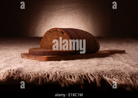 In Scheiben Roggenbrot auf rustikalen Hintergrund Stockfoto