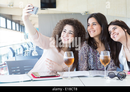 Gruppe von glücklichen Studenten ihre Prüfungen vorbereiten oder einfach nur zum Entspannen in einer Bar Stockfoto