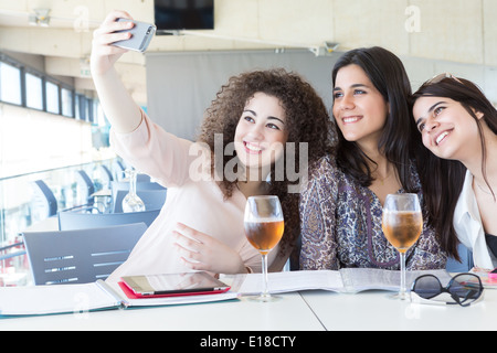 Gruppe von glücklichen Studenten ihre Prüfungen vorbereiten oder einfach nur zum Entspannen in einer Bar Stockfoto