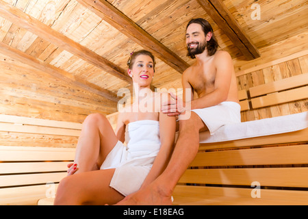 Paar gemeinsam entspannen im Wellness-Spa-Sauna mit Eis abkühlen lassen Stockfoto