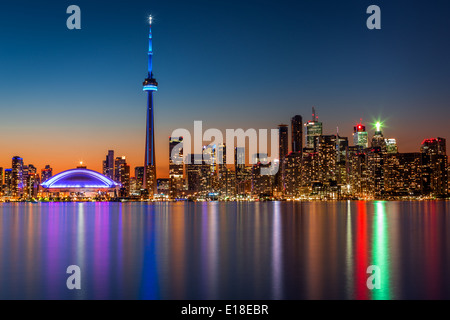 Toronto Skyline in der Abenddämmerung, angesehen vom Toronto Island park Stockfoto