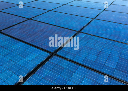 Photovoltaik-Solarzellen auf dem Dach installiert Stockfoto