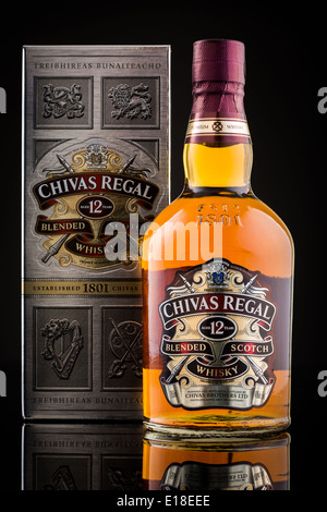 Chivas Regal-Box und Whisky-Flasche. Stockfoto