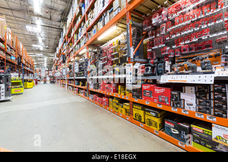 Regale in einem amerikanischen Baumarkt Stockfoto