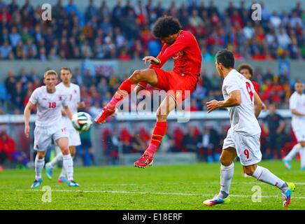 Genk. 26. Mai 2014. Belgiens Marouane Fellaini (C) schießt während der freundlichen Fußballspiel zwischen Belgien und Luxemburg in der Fenix-Stadion in Genk, am 26. Mai 2014. Belgien gewann 5: 1. © Gong Bing/Xinhua/Alamy Live-Nachrichten Stockfoto