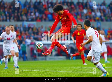 Genk. 26. Mai 2014. Belgiens Marouane Fellaini (C) schießt während der freundlichen Fußballspiel zwischen Belgien und Luxemburg in der Fenix-Stadion in Genk, am 26. Mai 2014. Belgien gewann 5: 1. © Gong Bing/Xinhua/Alamy Live-Nachrichten Stockfoto