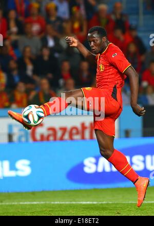 Genk. 26. Mai 2014. Belgiens Romelu Lukaku steuert den Ball während der freundlichen Fußballspiel zwischen Belgien und Luxemburg in der Fenix-Stadion in Genk, am 26. Mai 2014. Belgien gewann 5: 1. © Gong Bing/Xinhua/Alamy Live-Nachrichten Stockfoto