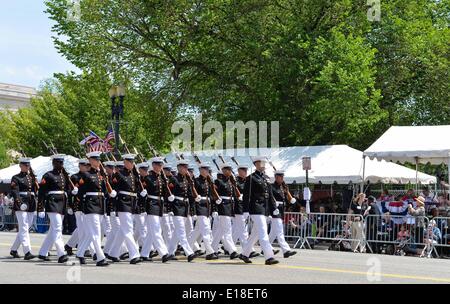 Washington, DC, USA. 26. Mai 2014. Teilnehmer marschieren während einer Memorial Day Parade auf Constitution Avenue in Washington, D.C., Hauptstadt der Vereinigten Staaten am 26. Mai 2014. Memorial Day ist ein Tag des Gedenkens an die Männer und Frauen, die während des Dienstes in der United States Armed Forces gestorben. Bildnachweis: Bao Dandan/Xinhua/Alamy Live-Nachrichten Stockfoto