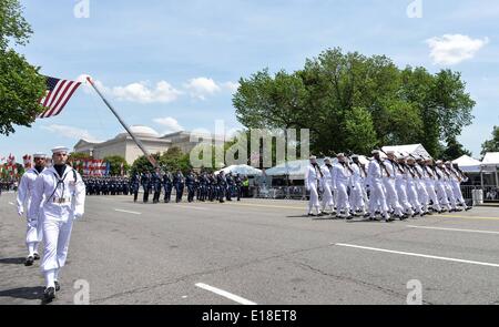 Washington, DC, USA. 26. Mai 2014. Teilnehmer marschieren während einer Memorial Day Parade auf Constitution Avenue in Washington, D.C., Hauptstadt der Vereinigten Staaten am 26. Mai 2014. Memorial Day ist ein Tag des Gedenkens an die Männer und Frauen, die während des Dienstes in der United States Armed Forces gestorben. Bildnachweis: Bao Dandan/Xinhua/Alamy Live-Nachrichten Stockfoto