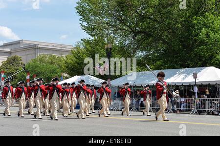 Washington, DC, USA. 26. Mai 2014. Teilnehmer marschieren während einer Memorial Day Parade auf Constitution Avenue in Washington, D.C., Hauptstadt der Vereinigten Staaten am 26. Mai 2014. Memorial Day ist ein Tag des Gedenkens an die Männer und Frauen, die während des Dienstes in der United States Armed Forces gestorben. Bildnachweis: Bao Dandan/Xinhua/Alamy Live-Nachrichten Stockfoto