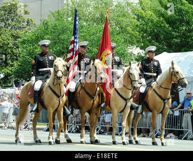 Washington, DC, USA. 26. Mai 2014. Teilnehmer marschieren während einer Memorial Day Parade auf Constitution Avenue in Washington, D.C., Hauptstadt der Vereinigten Staaten am 26. Mai 2014. Memorial Day ist ein Tag des Gedenkens an die Männer und Frauen, die während des Dienstes in der United States Armed Forces gestorben. Bildnachweis: Bao Dandan/Xinhua/Alamy Live-Nachrichten Stockfoto