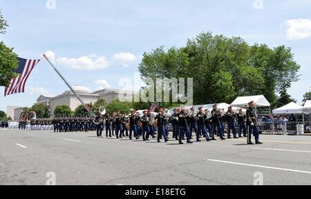 Washington, DC, USA. 26. Mai 2014. Teilnehmer marschieren während einer Memorial Day Parade auf Constitution Avenue in Washington, D.C., Hauptstadt der Vereinigten Staaten am 26. Mai 2014. Memorial Day ist ein Tag des Gedenkens an die Männer und Frauen, die während des Dienstes in der United States Armed Forces gestorben. Bildnachweis: Bao Dandan/Xinhua/Alamy Live-Nachrichten Stockfoto