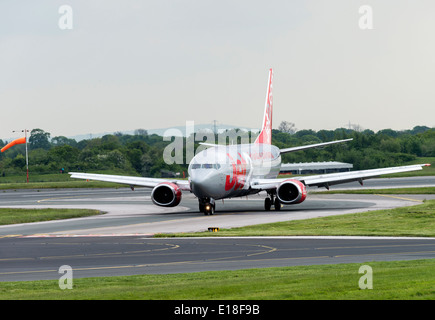 Jet2.com Boeing 737-300 Serie Verkehrsflugzeug G-CELK mit Rollen am internationalen Flughafen Manchester England Vereinigtes Königreich UK Stockfoto