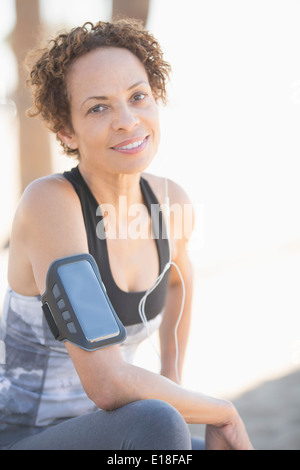 Porträt von zuversichtlich weibliche Jogger Armbinde tragen Stockfoto