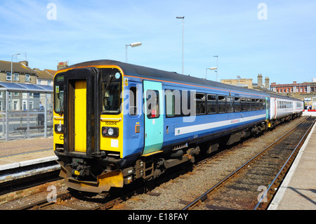 Klasse 153 Super Sprinter Triebwagen im Bahnhof Lowestoft, Suffolk. Auf der Rückseite ist ein zwei Autos Klasse 156 DMU Super Sprinter Stockfoto