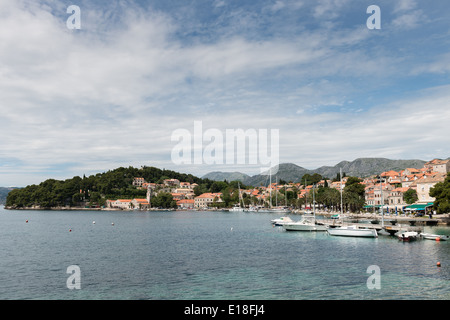 Die Waterfront, Cavtat, mit einem Boote vertäut über die Bucht und die Kirche in Sicht, Kroatien, Europa Stockfoto