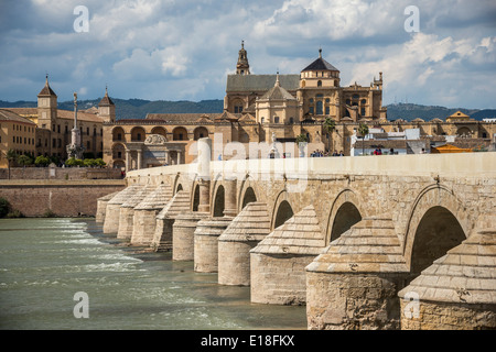 Blick über den Fluss Guadalquivir und die römische Brücke, die Kathedrale und Altstadt von Córdoba, Andalusien, Spanien Stockfoto