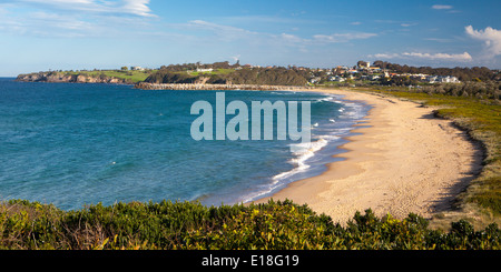 Ein Strand zwischen Narooma und Kianga an einem heißen Sommertag in New South Wales, Australien Stockfoto