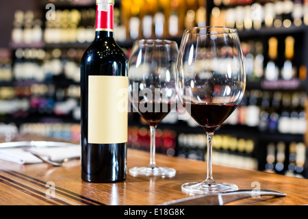 Flasche Wein und zwei Gläser Wein-shop Stockfoto
