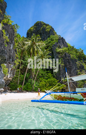 Inselhüpfen mit traditionellen Banca Boot in El Nido, Palawan - Philippinen. Stockfoto