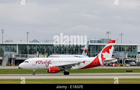 Airbus A319 Jetliner Zugehörigkeit zu der Freizeit Fluggesellschaft Air Canada Rouge landet auf dem Flughafen Vancouver International Airport Stockfoto