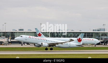 Ein Air Canada Embraer ERJ-190 (C-FHKS) schmalem Rumpf Jetliner startet vom Vancouver International Airport Stockfoto