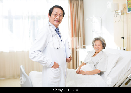 Arzt mit Patienten im Krankenhaus Stockfoto