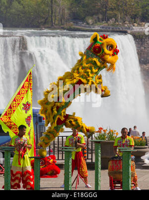 Toronto, Kanada. 26. Mai 2014. Ein Löwe-Danceteam aus chinesischen Foshan Nanhai Huangfeihong Zhonglian Löwe Drachen & Kampfkunst Verein führt in Niagara Falls, Ontario, Kanada, 26. Mai 2014. Bildnachweis: Zou Zheng/Xinhua/Alamy Live-Nachrichten Stockfoto