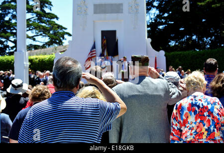 San Francisco Mai 2014 26.. Veteranen und Morners besuchen die 146 Gedenktag Service im Presidio von San Francisco und beten und Gruß Kriegstoten. Das Presidio ist der größte Soldatenfriedhof in Kalifornien Credit: Bob Kreisel/Alamy Live News Stockfoto