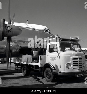 1950er Jahre, historische Bild Gepäck von einem propellered Luftfahrzeug verladen werden auf einem offenen Fahrzeug auf der Start- und Landebahn am Flughafen London (Heathrow), London, England, UK beendet. Stockfoto