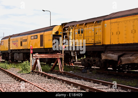 Ingenieure, die Durchführung von Wartungsarbeiten an der neuen Loram Rail Grinder Zug entlang der Bahnstrecke Riverside in Dundee, Großbritannien Stockfoto