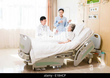 Medizinisches Personal mit Patienten im Krankenhaus Stockfoto