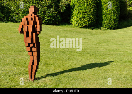 Anthony Gormley Skulptur oder Statue auf dem Gelände des Belcombe Hofes, Bradford-on-Avon, Wiltshire. Stockfoto