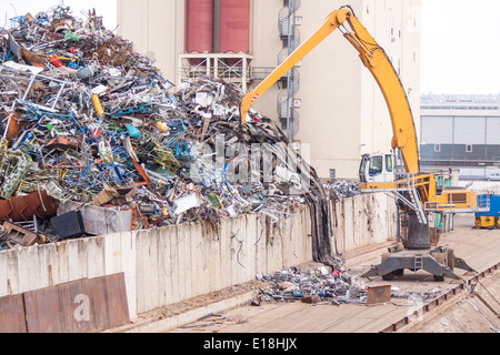 Offenen Schiff geladen oder in einem Kai auf einem städtischen Wasserstraße oder Fluss durch ein heavy-Duty Industriekran abgeladen Stockfoto