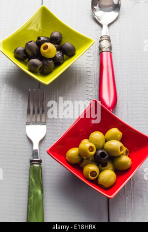 Bunte Obst Oliven in Schalen auf Holztisch Stockfoto