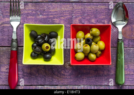 Bunte Obst Oliven in Schalen auf Holztisch Stockfoto