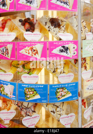 Gefälschte Lebensmittel Repliken, Sampuru im Fensteranzeige Crêpes Stand Speisekarte in Tokio, Japan. Stockfoto