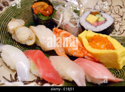Nahaufnahme von Nigiri Sushi auf dem Teller in einem japanischen Restaurant. Tokio, Japan. Stockfoto