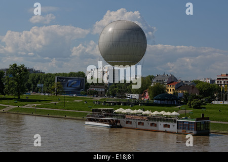 Krakau statische touristischen Beobachtung riesigen weißen Heliumballon in der Nähe der Weichsel Stockfoto